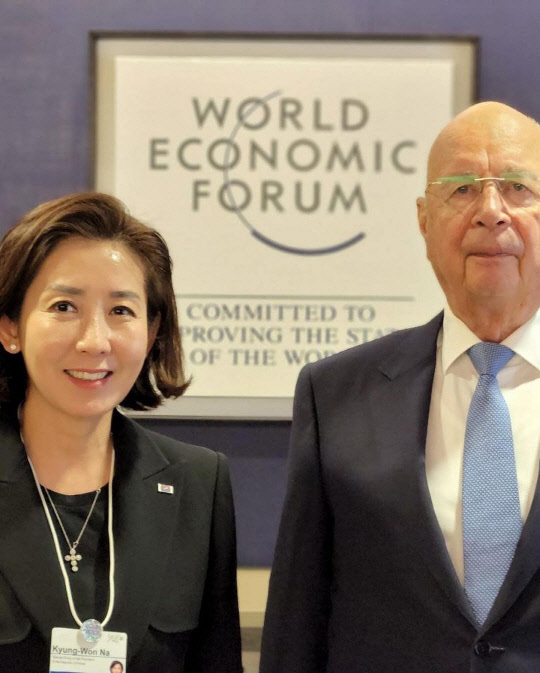 윤석열 대통령의 특사로 스위스 다보스에서 열린 세계경제포럼(WEF) 연차총회에 참석한 나경원(왼쪽)전 자유한국당 원내대표가 지난 5월25일(현지시간) 클라우스 슈밥(오른쪽) WEF 회장과 면담했다.<외교부 제공 사진>